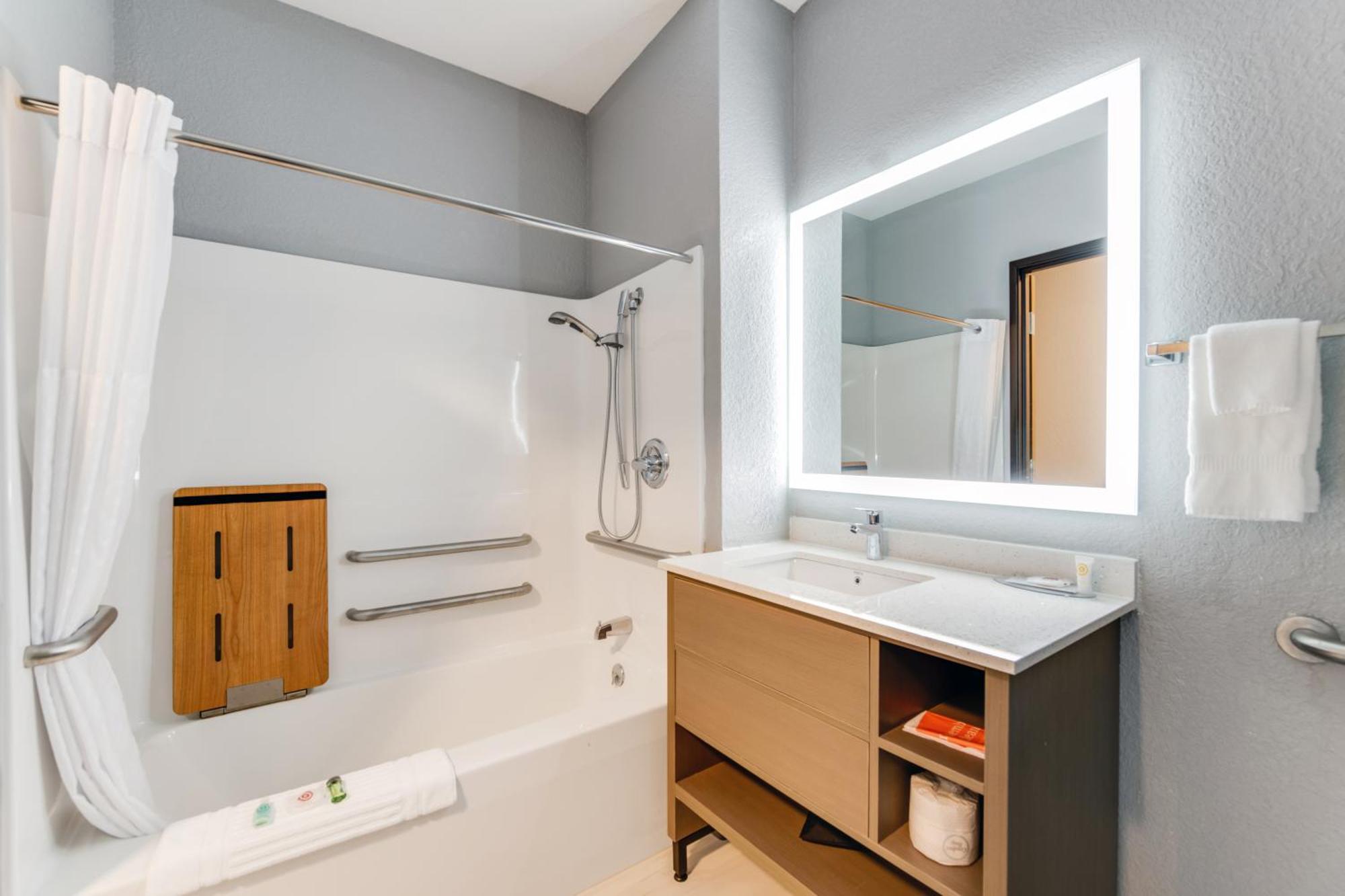 Comfort & - Wausau 2*